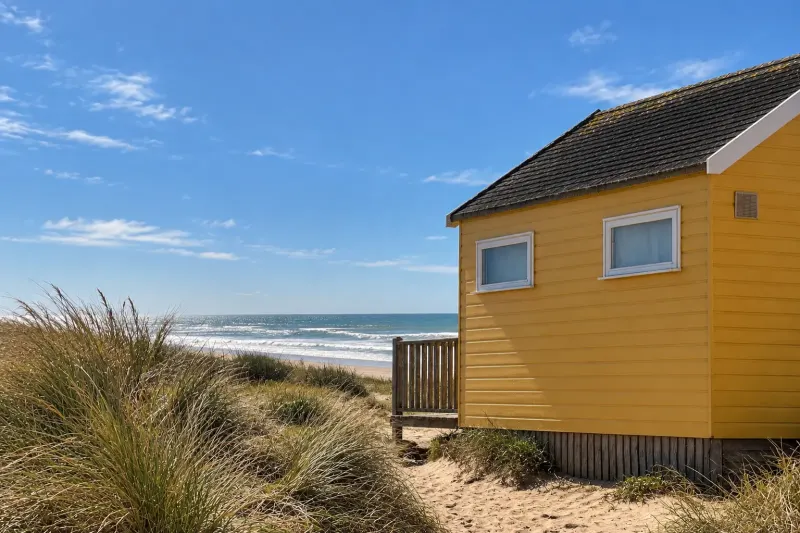 Casa de balneario entre médanos en la costa de Rocha